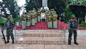 Persit Kartika Kodim 0405/Lahat Ziarah dan Tabur Bunga di HUT TNI ke-76