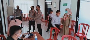 Kapolres Lahat Tinjau Langsung Proses Vaksinasi Ponpes Darussalam Senabing