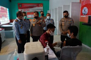 Kakanwil Kemenkumham Sumsel Bersama  Kapolda Sumsel Memantau Langsung Vaksinasi Covid-19 Pada 625 WBP