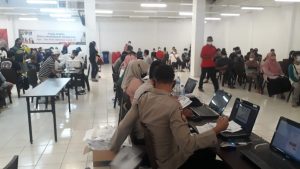 Intelkam Polda Sumsel Melaksanakan Monitoring Kegiatan Vaksinasi di Wilayah Kepolisian Sektor (Polsek) Sukarami Palembang