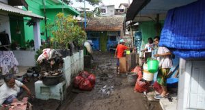 Respon Cepat Banjir Bandang Malang, ACT dan Relawan Muda Sumsel Gelar Aksi Kepedulian