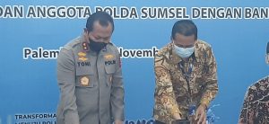 Penandatanganan perjanjian kerjasama kredit usaha Rakyat(KUR) dan Pelatihan wirausaha (UMKM) Personel Polda Sumsel Dengan Bank Mandiri.