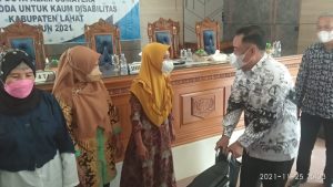 Bupati Lahat Menyerahkan Bantuan Kursi Roda dari PT DAS Kepada Penyandang Disabilitas