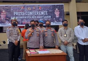 Kesal Anaknya Ditilang Bapak Ini Mengancam Polisi Dengan Membawa Sajam