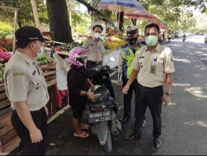 Gelar Razia Gabungan, UPTB Samsat Lahat 1 Edukasi Warga Membayar Pajak Kendaraan Tepat Waktu