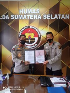 AIPDA MUHAMMAD ALIUDIN, SH PERSONIL BID HUMAS POLDA SUMSEL MENDAPAT SERTIFIKAT PENGHARGAAN 1.000 POLISI BAIK INDONESIA DARI PPWI