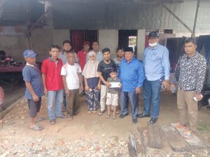 Anggota DPRD Siak dari Sungai Apit ini Berikan Bantuan Kepada Bocah Pekanbaru, Pengidap Penyakit Leher Bocor. Aktivis Larshen Yunus: “Apa Mungkin Pejabat di Kota ini Pekak?”