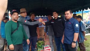 Jurnalis Pidie Jaya Berikan Bantuan Korban  Bencana Banjir di Kabupaten Aceh Timur