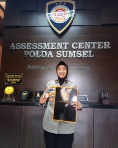 Kompol Nila Marlina Nasution SE.MH  Mendapat Penghargaan Pin Emas dari Kapolda Sumsel