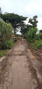 Memprihatinkan, Jalan Penghubung Keluar  Menuju Jalan Besar Rusak Dikeluhkan Warga