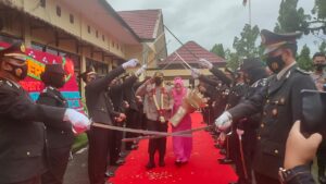 Tradisi Pedang Pora, Sambut Kapolres Lahat AKBP Eko Sumaryanto, SIK, dan Pengantar Tugas AKBP Achmad Gusti Hartono SIK