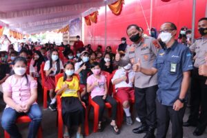Kapolda Sumsel Didampingi Wakapolda Tinjau Vaksinasi Serentak di Gedung Ogan Pertamina RU III Palembang