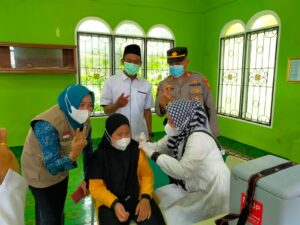 Personel Polsek Kota Lahat Monitoring dan Pengamanan Vaksinasi Covid-19 di SD IT A BA TA TSA Lahat