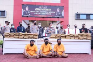 Kapolda Sumsel Didampingi Kapolres Muba beserta Jajaran Press Rilis, yang Berhasil Gagalkan Pengiriman Ganja Seberat 100 Kg