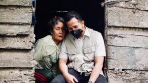 Akbar Alfaro Sambangi Mak Unah, Lansia di Kalidoni yang Rumahnya Menyatu dengan Kandang Ayam