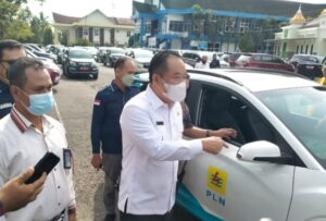 Bupati Lahat Bersama Sekda Lahat Uji Coba Mobil dan Motor Listrik