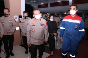 Kapolda Sumsel Tinjau Vaksinasi massal serentak Indonesia di Gedung Ogan RU III PT. Pertamina Plaju Palembang