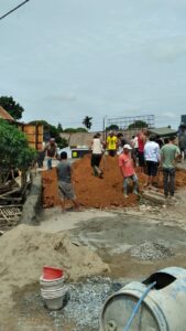 Masyarakat Tanjung Raja Perbaiki Jalan Desanya
