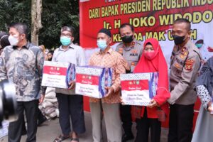Gubernur dan Kapolda Sumsel Serahkan 1 Unit Rumah dari Presiden RI Jokowi kepada Mak Onah