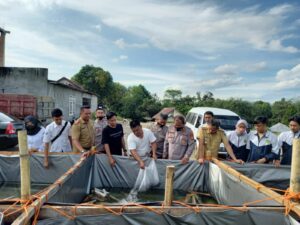 Polres Lahat Tebar 10.000 Bibit Ikan Lele di Kampung Tangguh