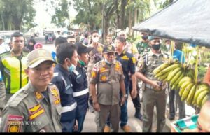 Operasi Gabungan Tertibkan PKL yang Berdagang di Bahu Jalan