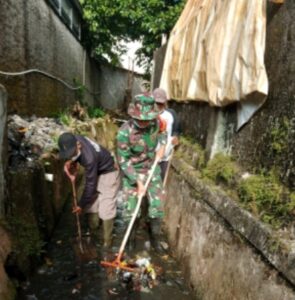 Babinsa 405-12/Lahat Bersama Warga Gotong Royong Bersihkan Parit
