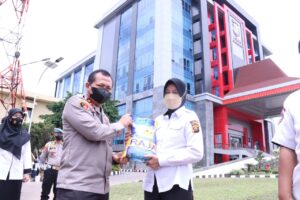 Kapolda Sumsel Bagikan Beras Kepada 260 PHL Polda Sumsel