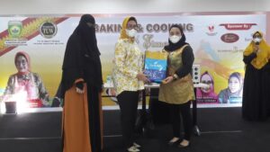 Ernila Membuka Acara Baking dan Cooking With Elmer