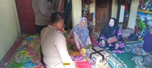 Polres Lahat Serahkan Bantuan, Korban Lakalantas di Desa Gunung Kembang