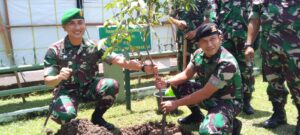 Tanda Kenangan, Letkol Kav Syawaf Al Amien SE MSi Beserta Isteri Tanam pohon Buah Buahan di Lepas Sambut Dandim 0405/Lahat