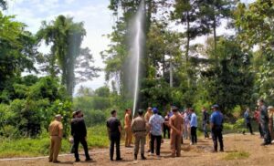 Bupati Lahat Mendemonstrasikan Pompa Pemadam Kebakaran