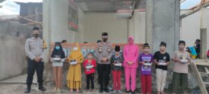 Kapolsekta Lahat Didampingi Ketua Ranting Bhayangkari Berbagi Takjil Ke Anak Pengajian Rumah Tahfidz Bayyina