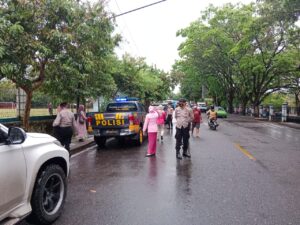 Giliran Bag Ren dan Sat Samapta Polres Lahat Berbagi Takjil