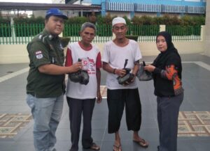 DPD Partai UKM Indonesia Kota Palembang Bagikan Takjil Kepada Warga