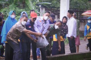 Ikatan Jurnalis Lawang Kidul Tabur Benih Ikan Bersama Camat Lawang Kidul dan Perusahaan di Sungai Kiyahan