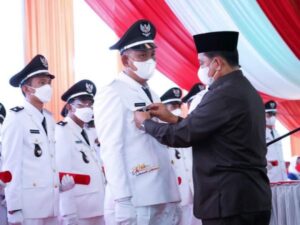 Bupati Banyuasin Lantik 51 Kepala Desa di Halaman Kantor Camat Tanjung Lago