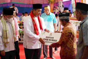 Bupati dan Wabup Banyuasin Tarawih Bersama Warga Saleh Agung