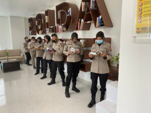 Personel Bidang Humas Sambangi Perpustakaan Polda Sumsel