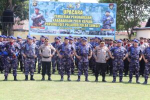 Kabaharkam Polri Komjen Pol Drs Arief Sulistyo M Si berikan penghargaan kepada jajaran Polairud Polda Sumsel
