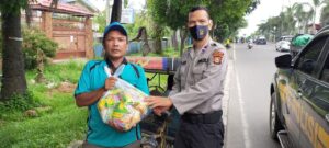 Aipda Muhammad Aliudin SH Beri Sembako Pada Abang Tukang Becak