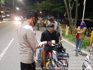 Tekan Pelaku Kejahatan, Polsek IT.II Gelar Razia di Depan Pasar Lemabang