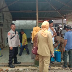 Antisipasi Penyebaran Penyakit Mulut dan Kuku Polres Lahat Penyemprotan Disinfectan dan Berikan Himbauan