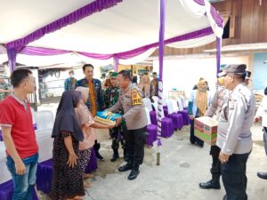 Kapolres Lahat Berikan Bantuan Sembako kepada warga Desa Tertap dan Bandar Aji  yang Terkena Musibah Angin Puting Beliung