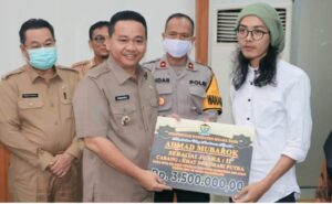 Serahkan Hadiah Kepada Juara MTQ, Plh. Bupati Pesankan Khafilah Tingkatkan Prestasi Untuk Maju ke Nasional
