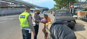 Bakti Sosial, Personel PJR Ditlantas Polda Bagikan Sembako