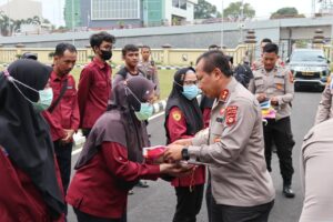 Pegawai Harian Lepas Polda Sumsel Mendapat Bantuan Beras dari Kapolda Sumsel