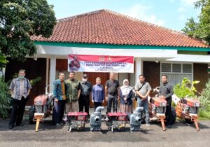 Ir Sri Meliyana Serahkan Bantuan Alat Pertanian Handtraktor dan Pompa Air