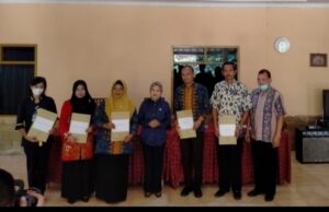 Ir Sri Meliyana, Serahkan Bantuan Program Indonesia Pintar