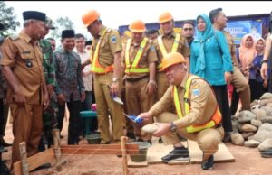Bupati Lahat Letakan Batu Pertama  Relokasi Pembangunan Rumah Korban Bencana Desa Gunung Kembang