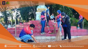 Sambut HDKD, Lapas Lahat Lakukan Kebersihan Taman Makam Pahlawan Puspa Bhakti